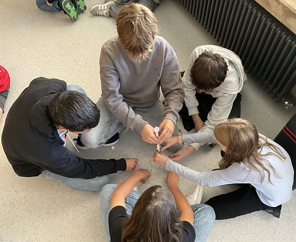 TheoPlus Scrum und Engineering - SchülerInnen beim Spaghetti-Turm-Bauen TheoPlus1